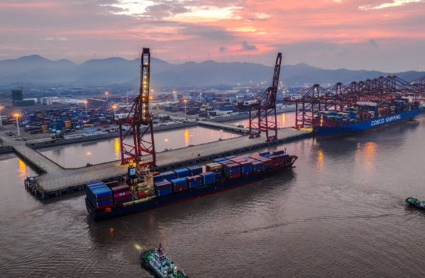 寧波貨代公司如同一座堅實的橋梁，連接著世界各地的貿(mào)易往來