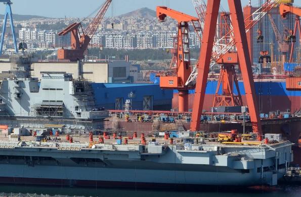 國際貨運在全球化時代發揮著重要作用，其發展面臨諸多挑戰與機遇