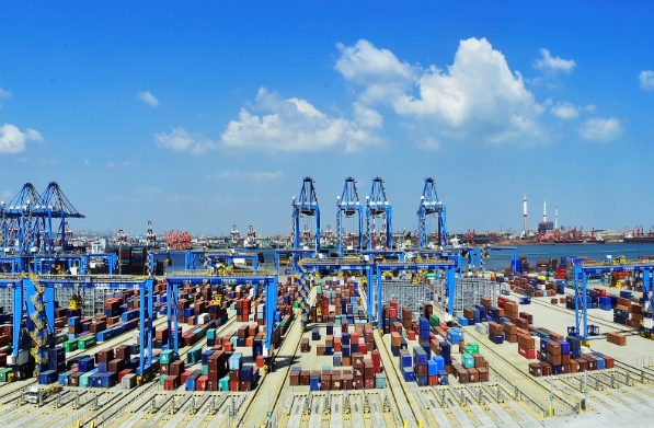 面對日益全球化的挑戰，我們需要不斷創新和提升國際物流的水平