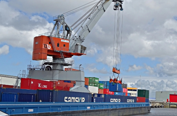 隨著貿(mào)易模式的不斷創(chuàng)新，國際貨代行業(yè)正迎來前所未有的變革