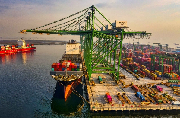 國際物流以其獨特的魅力與復雜性，編織著一張連接世界的網絡