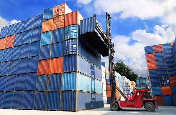 海運物流作為國際貿易的血脈，正經歷著前所未有的變革與挑戰